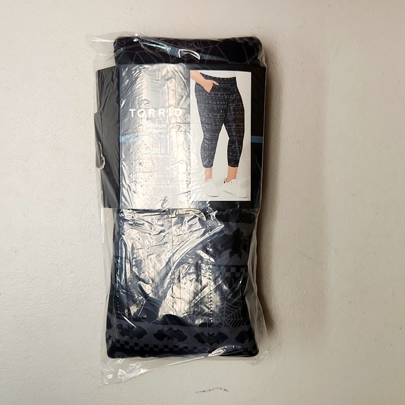 ❤️NWT VINTAGE TORRID POCKET CROP LEGGING - HALLOWEEN BATS PUMPKIN WEB PLUS SIZE - Picture 4 of 16